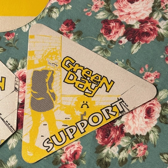 GREEN DAY! Concert patches/passes/stickers. The yellow lot of 4. Dookie 💩 guest - Picture 2 of 9